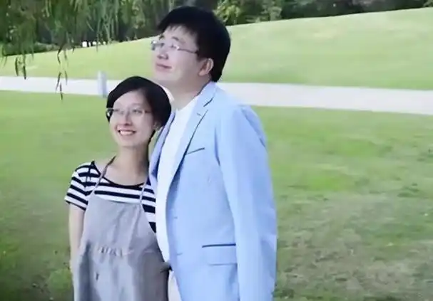 在生病期间,张丽君一直表现得坚强乐观,在努力微笑,而其他人却都在