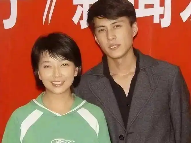 回顾李佳我这辈子正确的决定就是40岁高龄为靳东生儿子