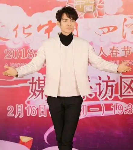 钟汉良,费玉清是冻龄男神,碰到70几岁的他,也只能败下阵来了!