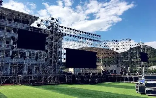 星光大道冠军演唱会倒计时 揭秘华丽舞台搭建过程