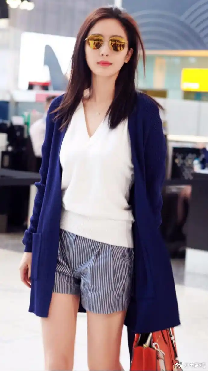 杨幂 机场照美出了新高度,带起了穿衣界的一股清纯温婉之风.