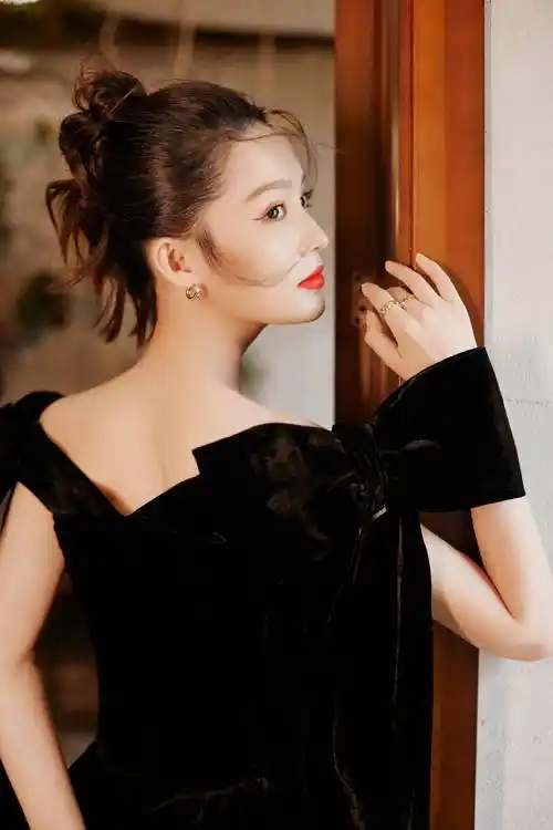 女明星李沁写真集:天生丽质,闭月羞花