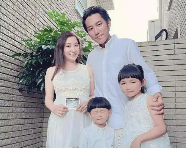 刘德华干儿子宣布三胎,4岁被父母分手,感激妻子给了自己一个家_张颖康