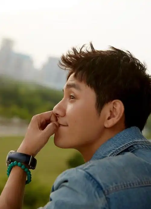 陈坤利落短发亮相直播间 牛仔look率性清爽状态佳