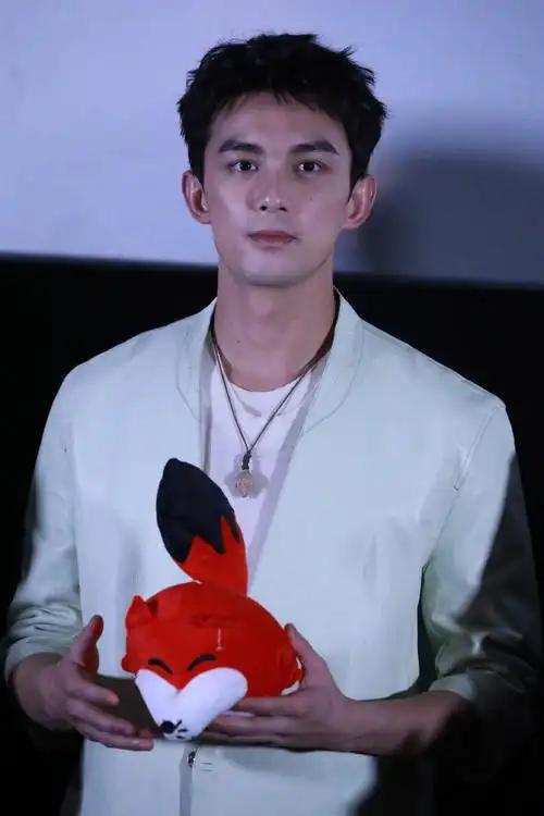 今日份吴磊原图直出  特意戴了一朵木莲项链03好好看!