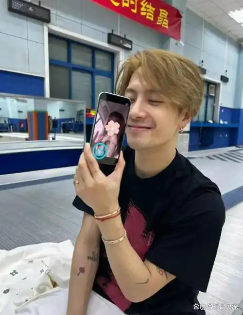 王嘉尔素颜合照生图,五官依旧精致立体