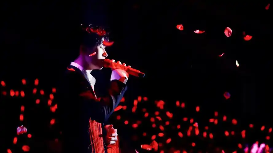 易烊千玺巡星声力榜# 一场玫瑰花雨中,看着你走来的模样,那是世上最