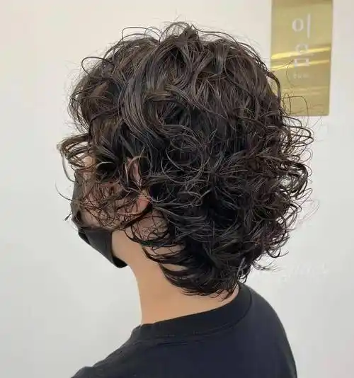 短发满头卷,头发再少烫了也好看!_修剪_美发_视频