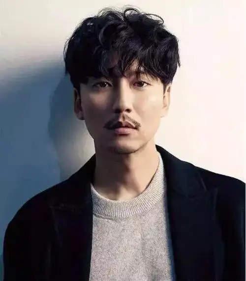 2021年最新潮蓬松男生微烫发型