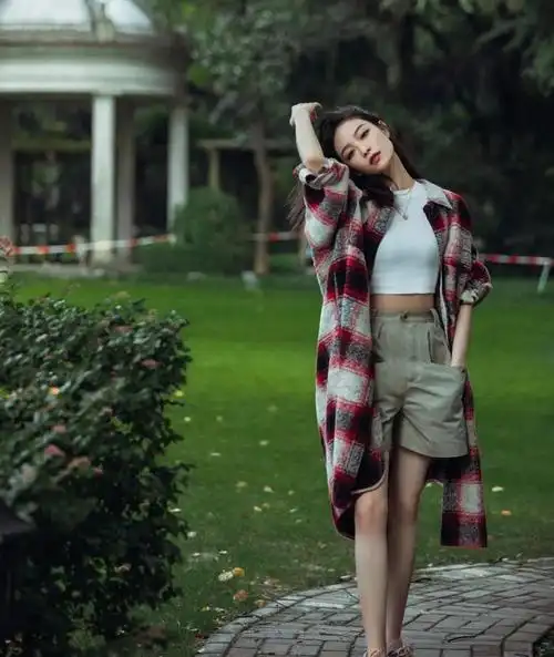 倪妮美艳起来还有其他人什么事吊带高开叉裙换上美腿实在吸睛