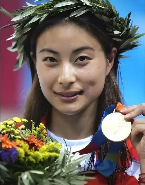 郭晶晶婚照惊艳全场,伴娘团尽显皇室风范!