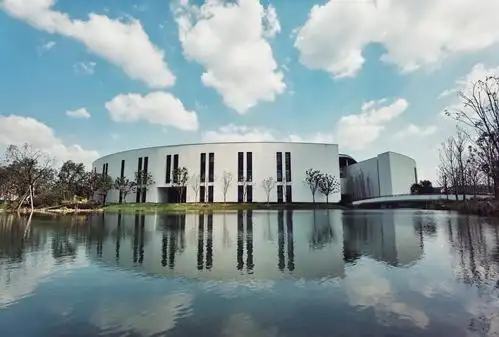 2020年10月20日,位于杭州梦想小镇的湖畔新校园正式启用,对于300年的