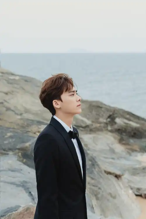 一身西装的李易峰依旧是那么的帅气