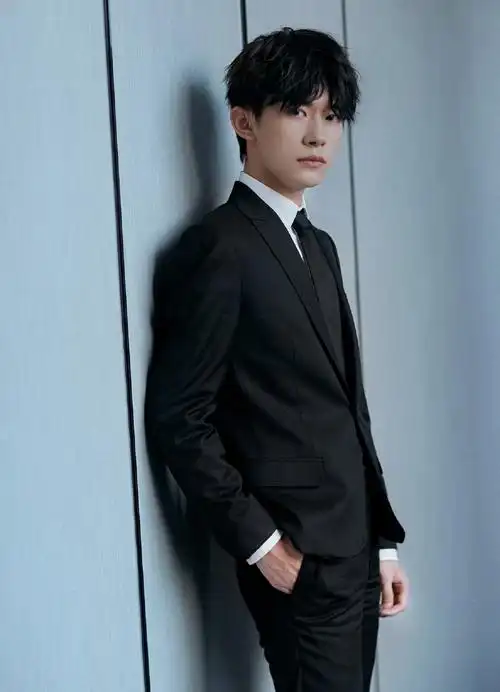 易烊千玺出席戏剧学院颁奖礼 穿西装是少年初长成的样子