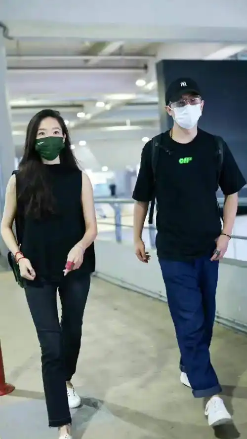 黄轩与女友现身机场,两人满满的幸福和甜蜜,狠狠幸福下去吧#明星日常