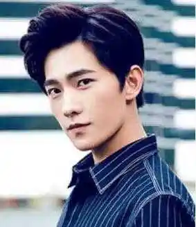 男生三七分偏分斜刘海发型图片示范男生斜刘海如何打理