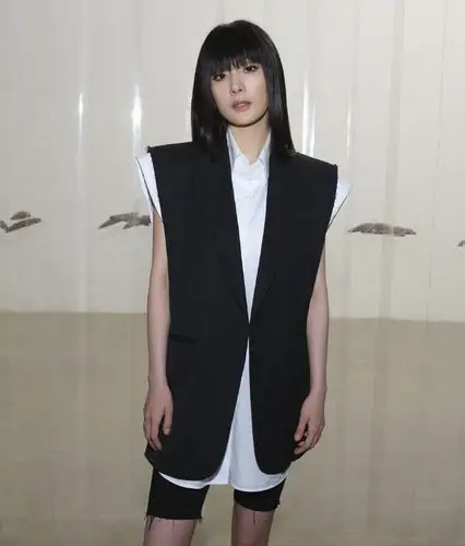 杨幂黑长直发搭配齐刘海造型出镜一身黑白配干练优雅网友直呼绝美