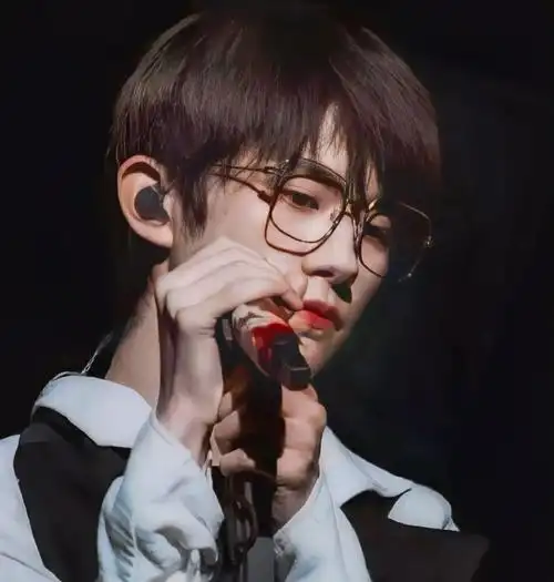 易烊千玺头像99#夏日整活日记##给整活加点艺术