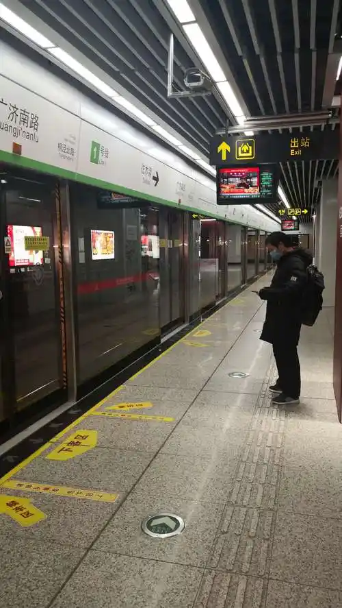 这张照片显示正在等候地铁到来的旅客.