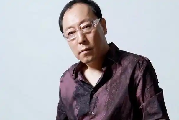 事实证明,如今的倪大红,早已走上另一条"大道"