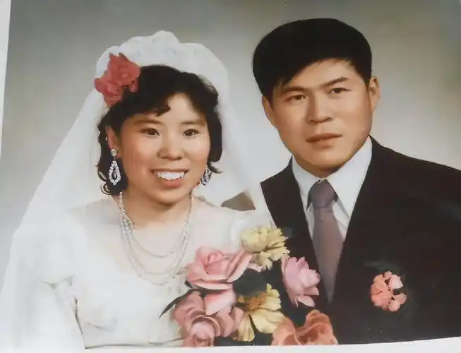 九十年代结婚照:纯洁的婚纱和感人的场景,现场真幸福