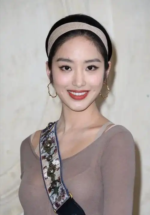杨采钰美照