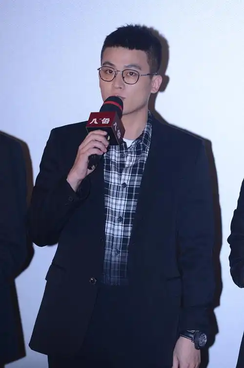 管虎八佰首映冯小刚力挺梁静王中磊哽咽落泪