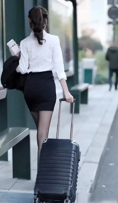 潮流时尚:白衬衫搭上黑短裙,让时尚女孩美不胜收!