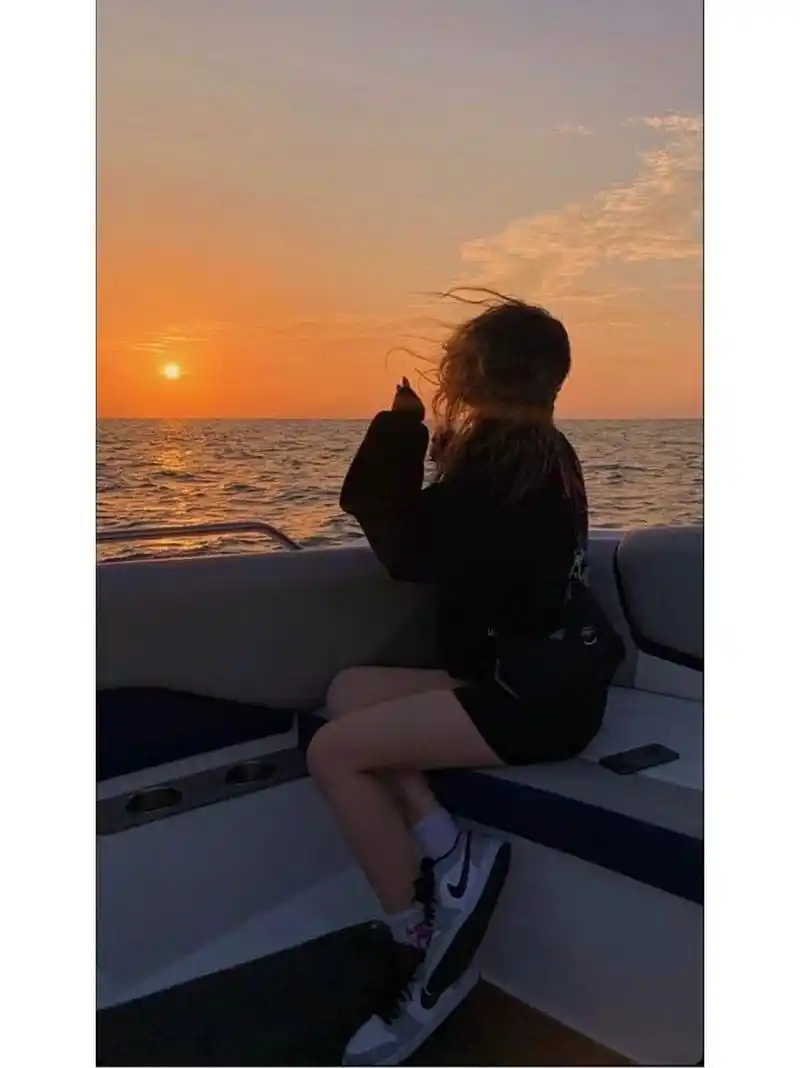 海边小姐姐背影微信头像朋友圈背景图