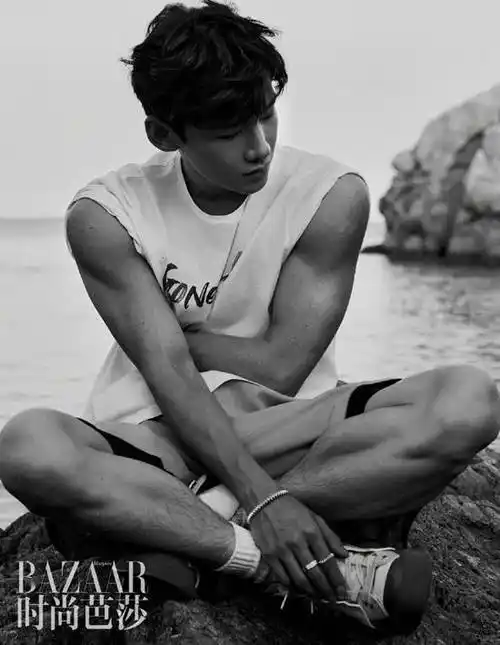 白敬亭踏浪而来曝时尚大片撩衣秀迷人肌肉线条