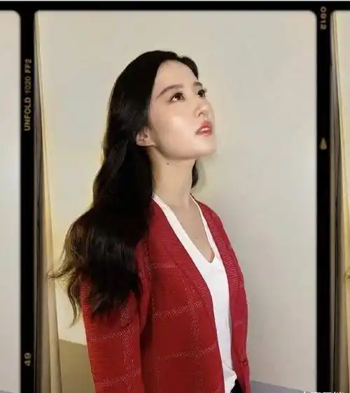 穿阿玛尼的刘亦菲绝了,红色西装搭配深蓝色牛仔裤,32岁气质出尘_什么