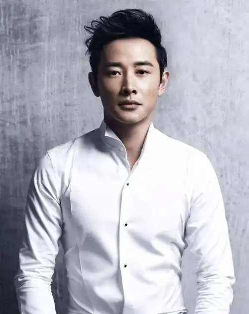 罗晋身高吧,身高1米8的罗晋西装出门时尚感十足