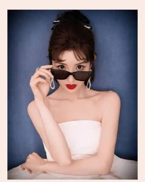 毛晓彤这次晒侧颜自拍甜美可爱的发型设计,就是在之前参加一场活动时