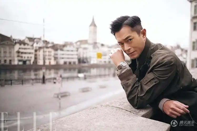 高清:佟丽娅的新写真好美!旁边还有古天乐