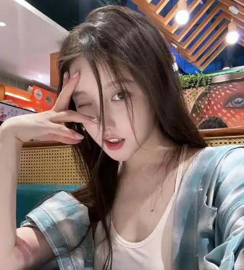 不过,姜贞羽真正被观众熟悉,是因为她参加了《创造营2020》,长得很有