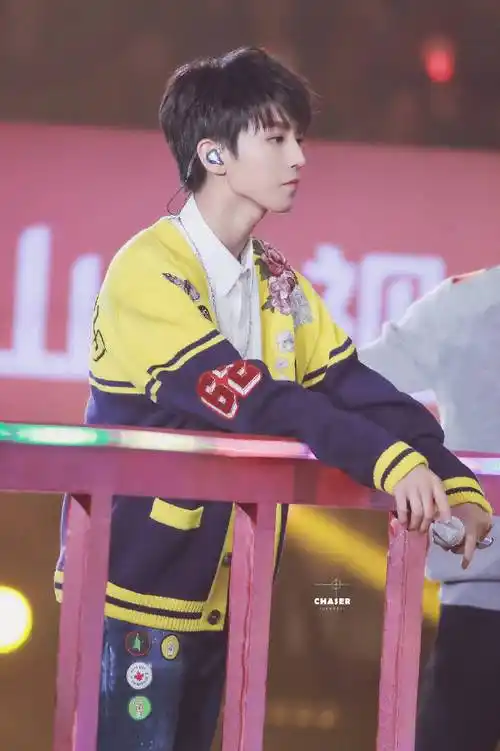 你的影子能够将黑暗变得明亮  晚安,小凯  @tfboys-王俊凯  cr