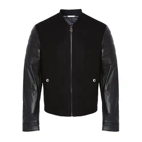 versace collection品牌起初只制作男装,并着眼于美国市场,通过正装和