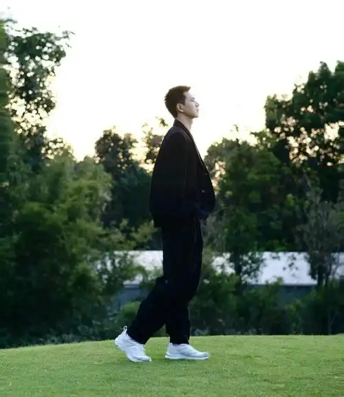 李现黑西装随拍上线,又酷又有型,剪超短发寸头太帅了!