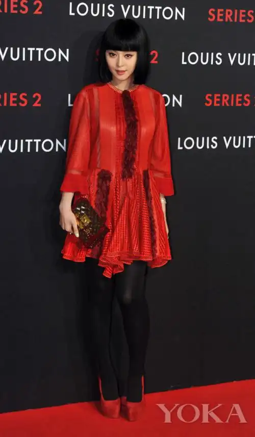 范冰冰——2015春夏小红裙透着一股子俏皮劲,搭配红色高跟鞋和复古