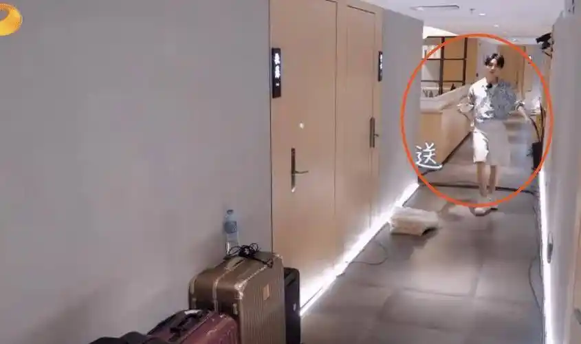 原创不懂餐桌礼仪别人吃饭时王俊凯却端碗回卧室原因让人想泪目