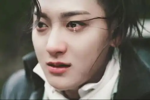 鹿晗,这是鹿晗和关晓彤合作的电视剧《甜蜜暴击》中的小片段,一双哭红