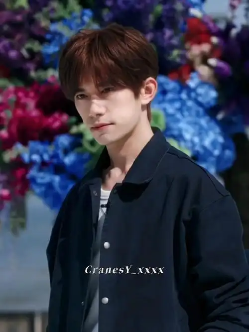 易烊千玺说小小的我今年上##易烊千玺阿玛尼美妆全球品牌代言人