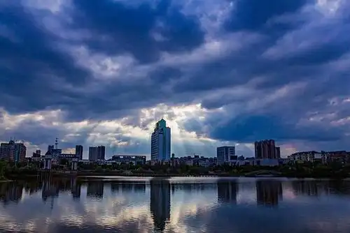 风光摄影:圣光笼罩下的分宜东湖休闲公园