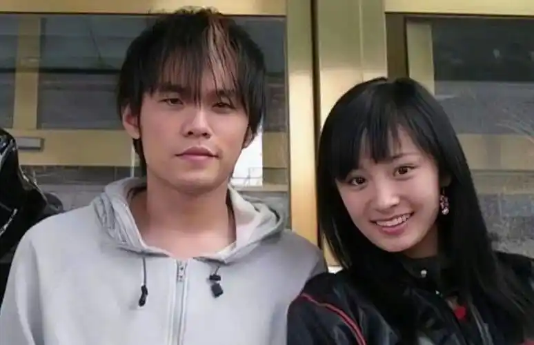 周杰伦和杨幂早就认识,旧照一出现青涩,有没有整容一看便知隐情究竟是