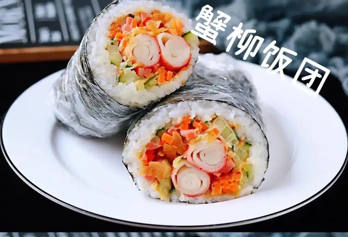 低脂饱腹饭团.摆摊第一天,制作20份卖出16份.吃过的都获得 - 抖音