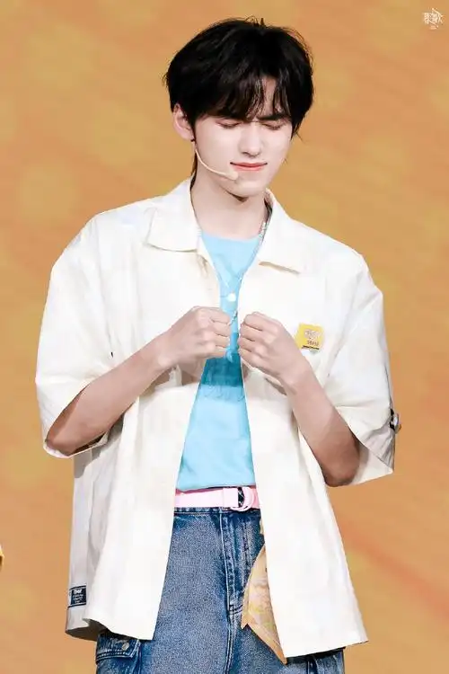 宋亚轩康师傅冰红茶品牌代言人##时代少年团夏日清爽穿搭##冰红茶