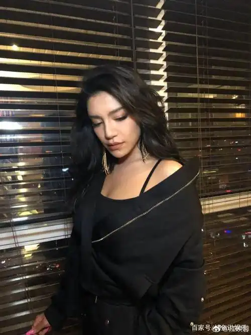 快女冠军江映蓉被骂哭,11年星途一直不火,在意你才会骂醒你