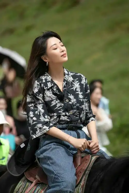 殷桃不仅人美,穿衣也很时髦,花衬衫配系带裤青春减龄