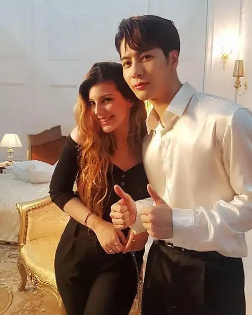 王嘉尔穿丝绸衬衫的合影4p