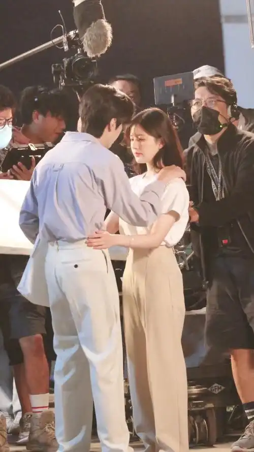 对视赵露思#每天都在稚段情长的路透和花絮中找糖吃,这个环腰抱好戳人